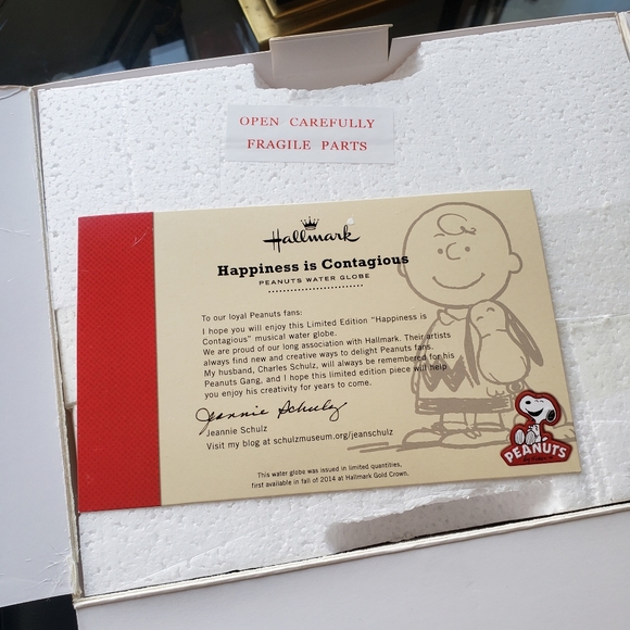 Waterglobe by Hallmark Peanuts- Happiness is contagious 2014 limited edition - Picture 7 of 7